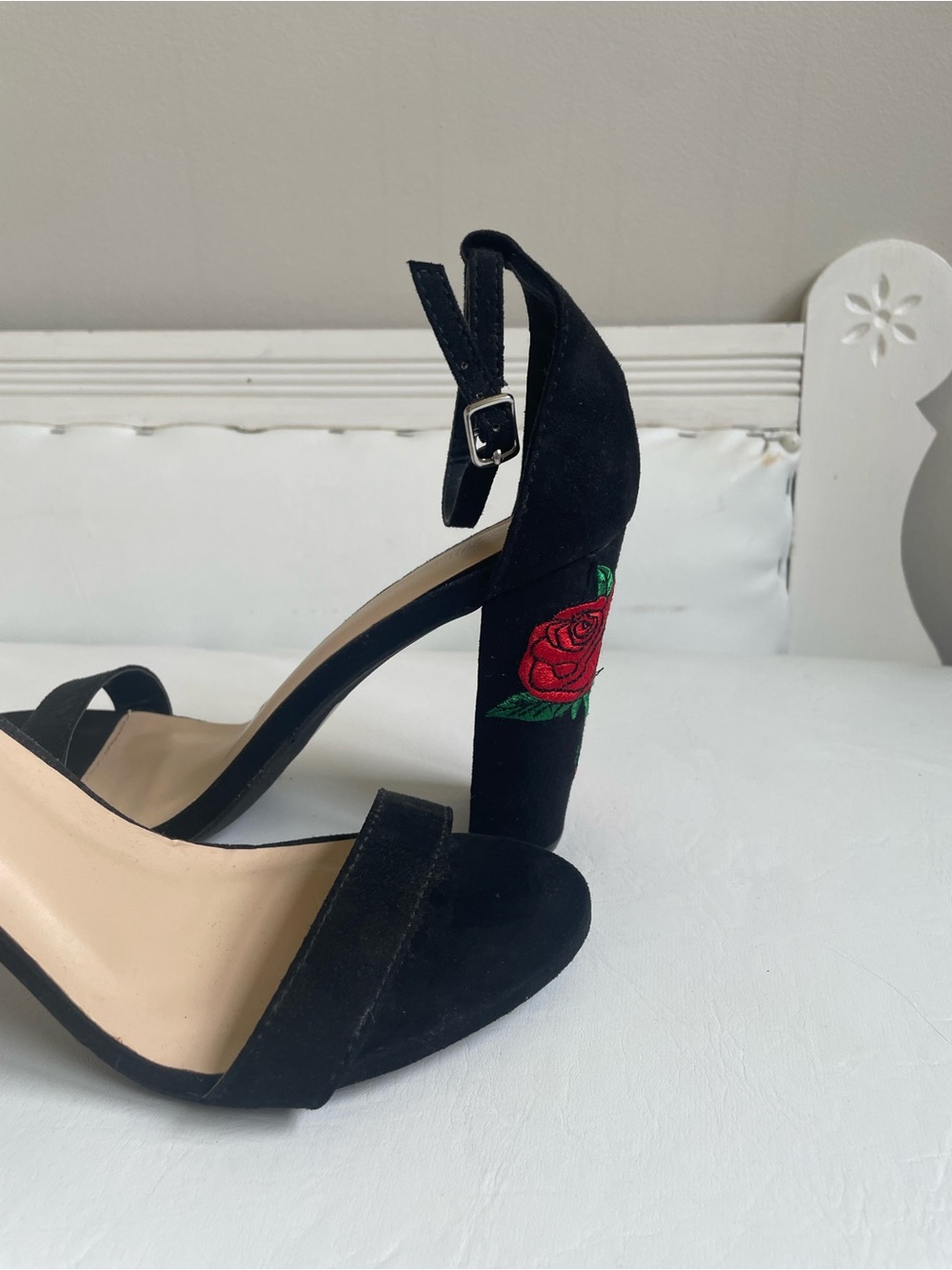BLACK FAUX SUEDE OPEN TOE BLOCK HEELS RED ROSE GREEN STEM DETAIL WILD DIVA SHOE - Picture 3 of 9